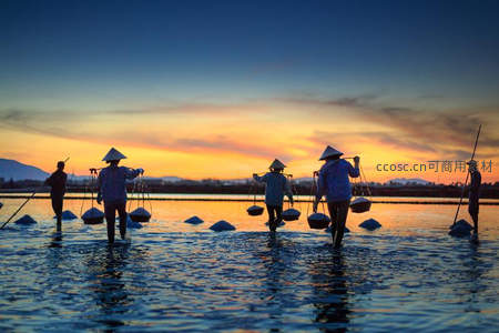 夕阳盐田劳作的渔民剪影如画