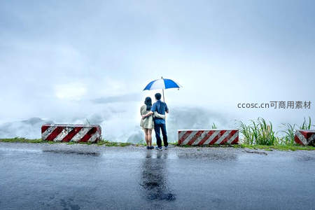 雨中情侣撑伞相拥眺望云海山峦