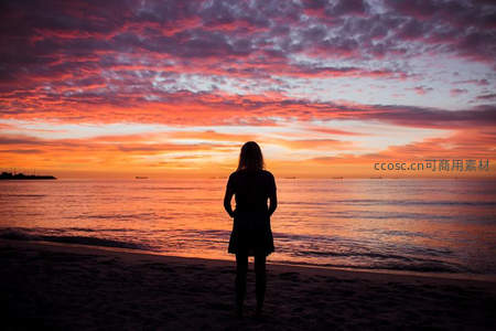 夕阳海滩女子剪影凝望绚烂云霞海面