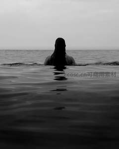 海中孤影，黑发女子静立水面