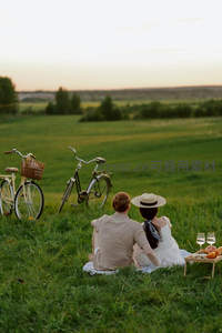 情侣草地野餐共赏黄昏美景