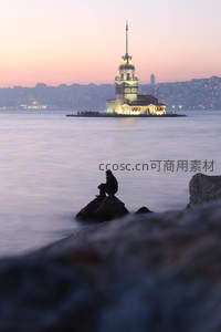 黄昏灯塔静立水面，孤影观景沉思