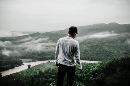 山巅俯瞰云雾缭绕，河流蜿蜒如画