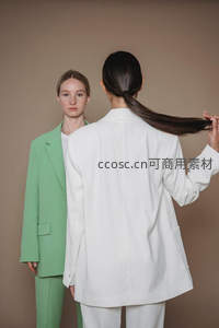 双人时尚造型，简约西装与背影互动