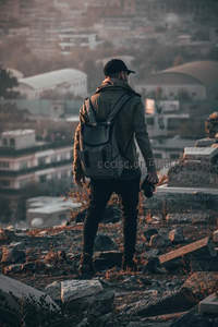 摄影师登高俯瞰城市废墟