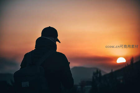 剪影旅人迎着落日余晖