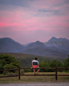 山巅木栏边少年静观晚霞