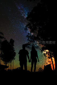 星空下情侣牵手剪影浪漫