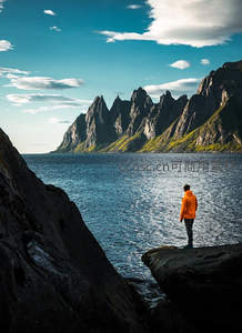 孤影立岩畔，远山映碧波