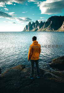 橙衣望海天，孤影伴峰峦