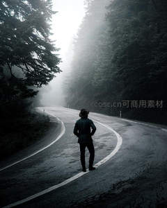 雾中公路孤独旅人驻足凝望