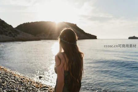 夕阳海岸少女凝望远方海面