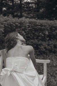 黑白光影中的新娘侧影