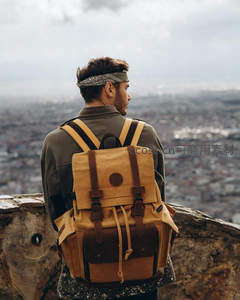 背包客俯瞰城市全景沉思远方