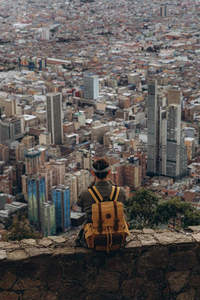 高处石墙坐观都市丛林繁华