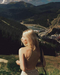 山谷之上金发女郎回眸