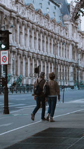 情侣漫步卢浮宫外古典长廊