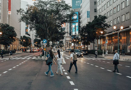 黄昏时分，行人穿越繁忙商业街区