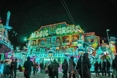 夜幕下霓虹闪烁的魔法马戏团