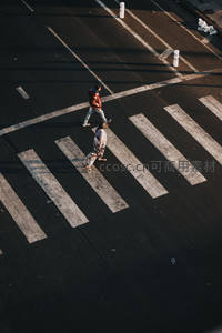 高空俯瞰行人穿越斑马线的都市瞬间