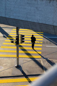 孤独身影行走在黄色斑马线上