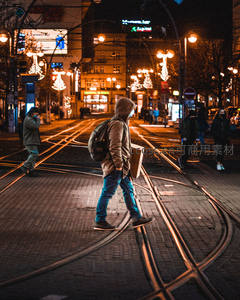 夜色中的城市行人与电车轨道