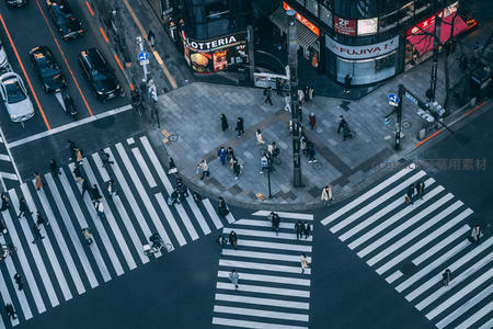 繁忙十字路口人群如织
