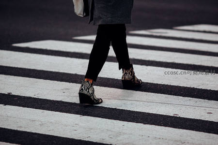 蛇纹短靴踏过斑马线的时尚脚步