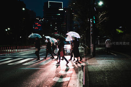 雨夜街角行人撑伞过马路