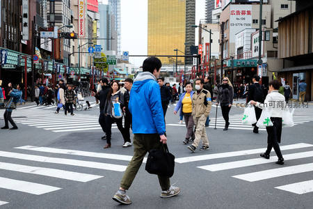 繁忙十字路口人群穿梭