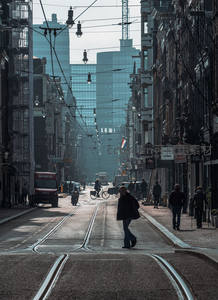 电车轨道延伸至摩天楼群