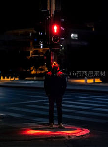 红灯下仰望的孤独身影