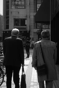 黑白街景中老人缓步前行