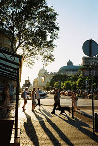 夕阳长影下的欧洲街头