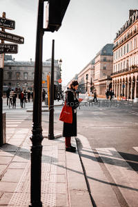 巴黎街头行人驻足查看手机