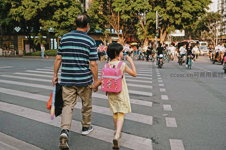 祖孙牵手过马路温馨瞬间