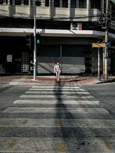 午后的空旷街角行人独行