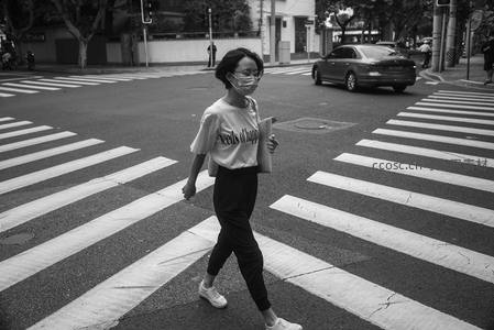 黑白街拍女子过马路身影