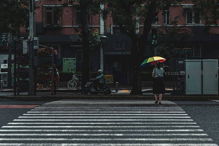雨中彩虹伞，行人过街影