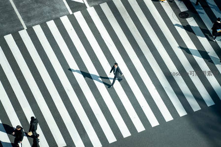 西装男独行斑马线中央