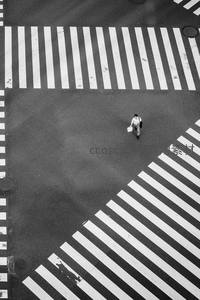 黑白街景中独行者的身影