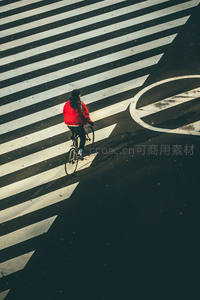 红色外套骑行者穿越斑马线