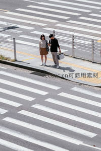 情侣驻足街角，共享手机屏幕上的温馨时刻