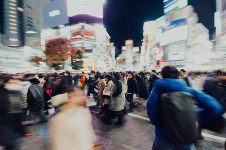 繁忙十字路口的人流光影
