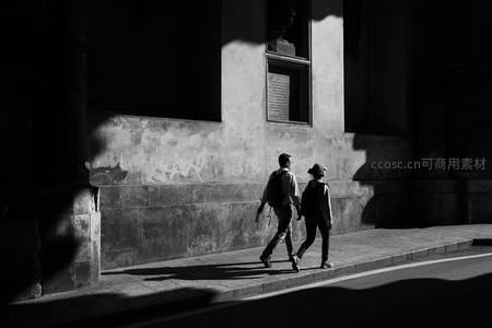 黑白光影下的街头漫步情侣