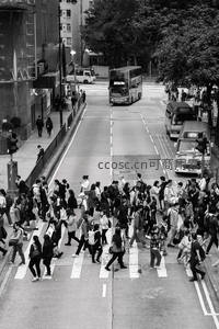 黑白街景中穿越斑马线的人流