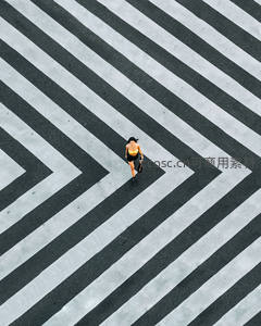 航拍斑马线上的孤独行人