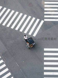 高空视角下的三轮车过马路