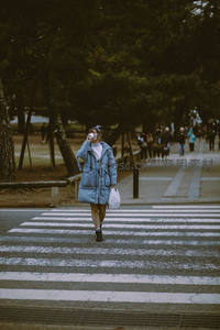 公园斑马线上的悠闲午后