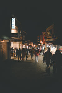 夜晚灯火通明的商业街